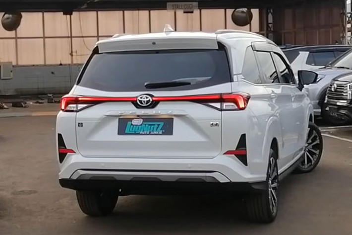 Ở ngoại thất, Toyota Veloz 7 chỗ ngồi sở hữu lưới tản nhiệt dạng vảy cá sơn đen bóng gia tăng cảm giác thể thao khác với những thanh ngang của Avanza. Hệ thống chiếu sáng trên Toyota Veloz cũng được sử dụng LED toàn phần, đèn pha là những khoang bóng nhỏ kết hợp đèn định vị nằm ngang. Trong khi đó, hốc gió chứa đèn sương mù được tạo hình góc cạnh giúp gia tăng vẻ hiện đại cho phần đầu của Veloz.