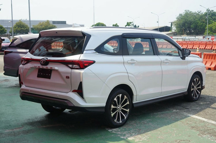 Không giống Avanza, Toyota Veloz 2022 chỉ có 1 loại động cơ là máy xăng 4 xi-lanh, dung tích 1.5L, sản sinh công suất tối đa 106 mã lực tại tua máy 6.000 vòng/phút và mô-men xoắn cực đại 137 Nm tại tua máy 4.200 vòng/phút. Động cơ này có thể đi với hộp số sàn 5 cấp hoặc hộp số biến thiên vô cấp CVT mới.