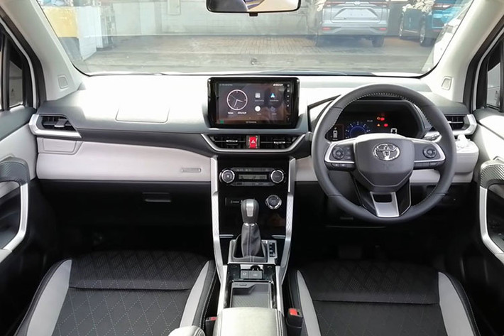 Thuộc phân khúc xe đa dụng giá rẻ, nhưng khoang nội thất Toyota Veloz 2022 thực sự khiến người dùng bất ngờ với sự thay đổi đáng kinh ngạc so với Avanza trước đây. Không khó để nhận ra, Toyota Veloz sở hữu phong cách khá giống với mẫu SUV đô thị Raize mới mở bán ở Việt Nam.
