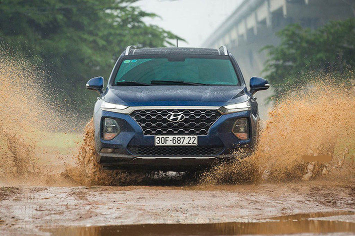 Về truyền động, New SantaFe 2021 được trang bị thế hệ động cơ Smartstream hoàn toàn mới của Hyundai. Đây là thế hệ động cơ ứng dụng vật liệu mới, giúp giảm trọng lượng, hạ thấp trọng tâm, gia tăng độ bền bỉ và thân thiện mới môi trường. Hyundai SantaFe tại thị trường Việt Nam được phân phối với 6 phiên bản cả máy dầu và xăng.