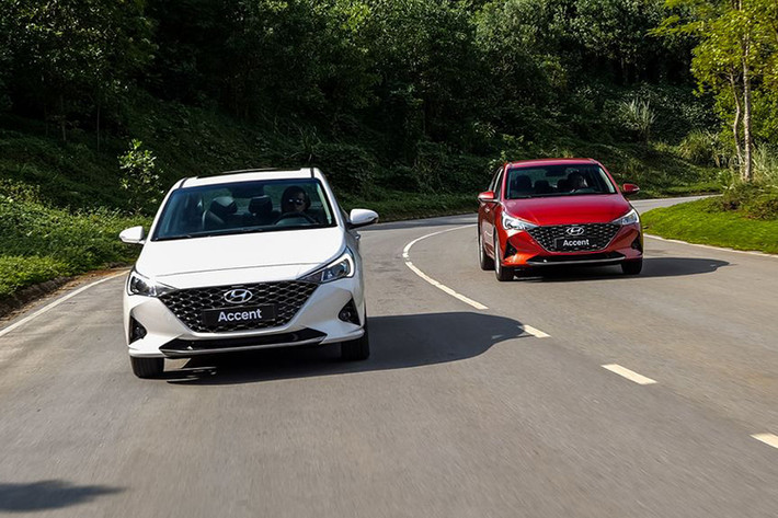 Vào năm ngoái, mẫu sedan hạng B nhà Hyundai đứng thứ 2 trong TOP 10 mẫu xe bán chạy nhất năm 2020 với 20.766 xe được bán ra. Tới năm nay Hyundai Accent lại một lần nữa xếp thứ hai toàn thị trường và “vượt mặt” đối thủ Toyota Vios với doanh số cộng dồn từ đầu năm đạt 17.439 xe. Tuy nhiên, con số chênh lệch giữa hai mẫu xe hiện nay không phải quá lớn, chỉ 306 xe.