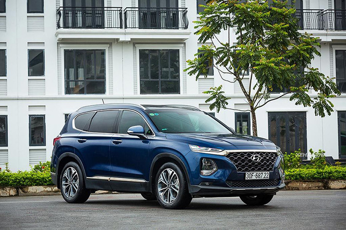 Trong các tháng vừa qua, Hyundai SantaFe luôn nằm trong TOP xe bán chạy nhất, nhờ đó mà chiếc SUV 7 chỗ trở thành một trong những mẫu xe ăn khách tại Việt Nam trong năm nay. Trong tháng 11, Hyundai SantaFe có doanh số xe bán ra đạt 1.407 chiếc. Tính luỹ kế năm 2021, mẫu SUV này có doanh số đạt 10.082 xe.