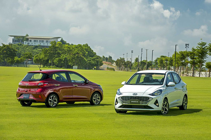 Nếu như hai năm liền liên tiếp 2019 - 2020, Hyundai Grand i10 “vững chãi” ở vị trí thứ 4 trong bảng xếp hạng những mẫu xe bán chạy nhất năm 2020 thì tới năm nay mẫu xe này chỉ “tạm đứng” thứ 8 với 10.380 xe. Trong tháng 11 vừa qua, Grand i10 chỉ có doanh số 1.071 xe và không nằm trong top 10 xe bán chạy nhất.