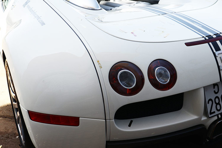 Lúc mới về Việt Nam, "ông hoàng tốc độ" Bugatti Veyron có ngoại thất đỏ-trắng nhưng sau khi được ông Đặng Lê Nguyên Vũ mua lại vào năm 2018 đã được sơn đổi màu sang trắng.