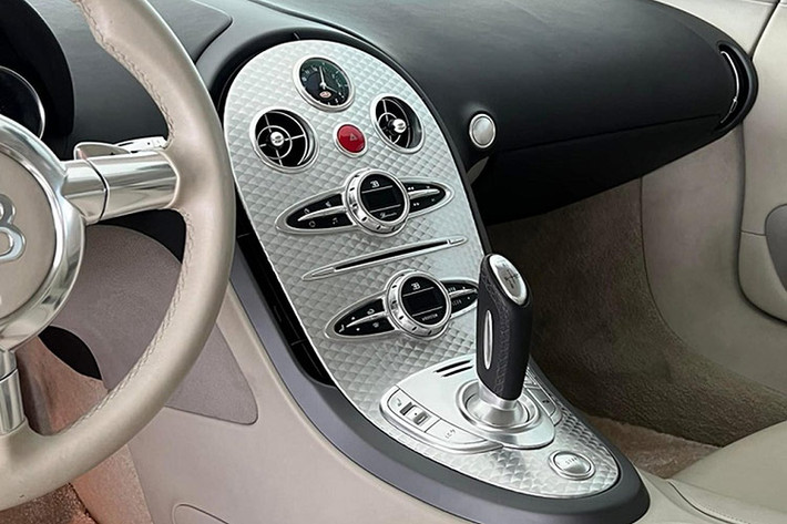 Bugatti Veyron của ông Đặng Lê Nguyên Vũ sở hữu khối động cơ 16 xy-lanh xếp hình chữ W, dung tích 8 lít, 64 van, 4 trục cam, 4 bộ tăng áp, sản sinh công suất tối đa 1.001 mã lực và mô-men xoắn cực đại 1.250 Nm.