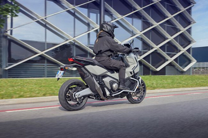 Đặc biệt, hộp số ly hợp kép DCT được tinh chỉnh giúp người lái Honda X-ADV 2025 kiểm soát tốt hơn ở tốc độ thấp, dưới 10 km/h, rất hữu ích khi quay đầu xe.