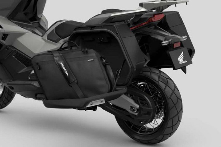 X-ADV 2025 sử dụng bướm ga điện tử với bốn chế độ lái: Normal, Sport, Rain và Gravel. Người dùng cũng có thể tùy chỉnh các thiết lập về phân phối công suất, phanh động cơ, chống bó cứng phanh ABS và hệ thống kiểm soát lực kéo ba cấp.