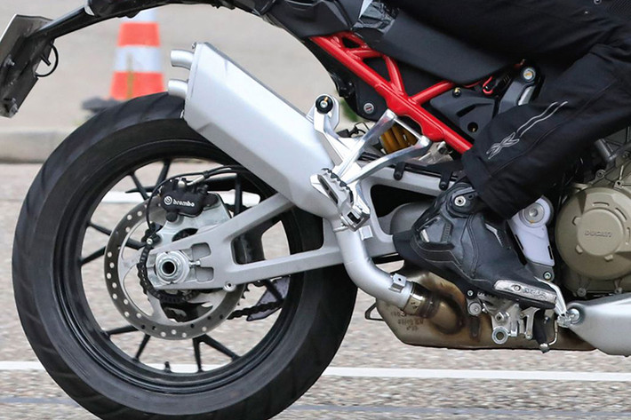 Về ngoại hình, mặt đèn pha Ducati Multistrada V4 dù mang kiểu dáng khá tương đồng với trang bị của thế hệ xe hiện tại, nhưng đã được bổ sung thêm dải đèn định vị LED ở mép trên mặt đèn, tương tự như thiết kế của sport bike Ducati Panigale V4. Chính giữa đầu xe dường như được trang bị rada cảm biến của hệ thống giám sát hành trình thích ứng.