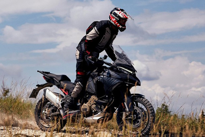 Chiếc Ducati Multistrada V4 xuất hiện trong các hình ảnh này dường như là phiên bản Enduro cao cấp với trang bị vành nan dạng cross-spoke, cho phép trang bị lốp không săm thay vì vành nan thường buộc phải sử dụng săm bên trong.