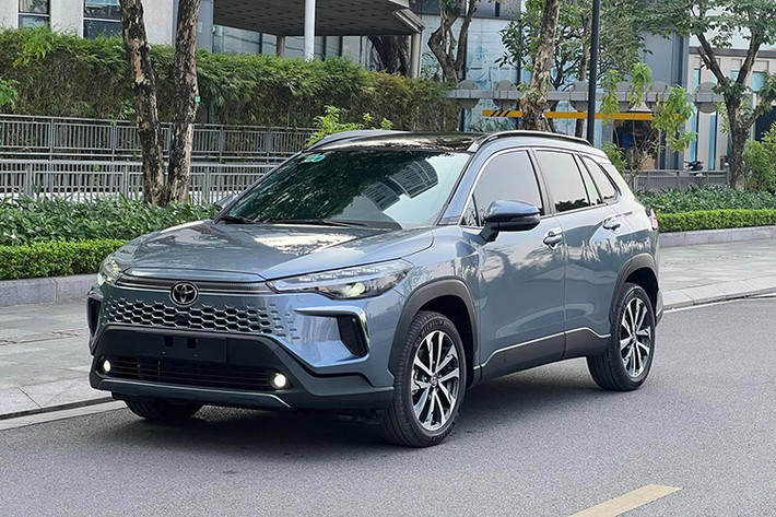 Toyota Corolla Cross 2024 mới đã ra mắt tại thị trường Việt Nam vào hồi tháng 5 năm nay. Đây cũng là phiên bản nâng cấp đầu tiên sau ba năm bán ra toàn cầu của mẫu xe gầm cao cỡ B+. Phương tiện được nhập khẩu chính hãng từ Thái Lan.