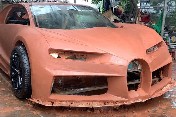 Trong khi đó, khung gầm của chiếc Bugatti Chiron hàng nhái này đã được trang bị hệ thống treo tay đòn chữ A đơn giản phía trước, giống loại dùng cho Mazda Miata đời đầu, và lò xo trụ. Trong khi đó, đằng sau có vẻ là hệ thống treo 5 liên kết.