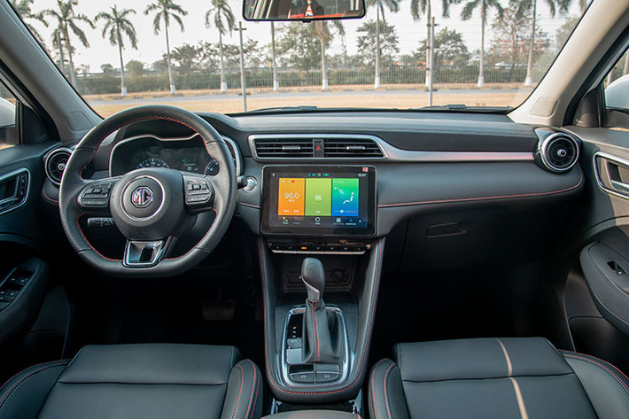 Bên cạnh vô lăng đa chức năng với hệ thống Cruise Control được thiết kế riêng biệt, MG ZS mới còn sở hữu màn hình 10.1 inch thông minh, được phát triển bởi chính MG, hỗ trợ kết nối cả Apple CarPlay và Android Auto. MG ZS Smart Up STD+ mới sở hữu khoang chứa đồ ấn tượng với dung tích 359L, và tăng lên tới 1.166L khi hàng ghế sau được gập linh hoạt 60:40.