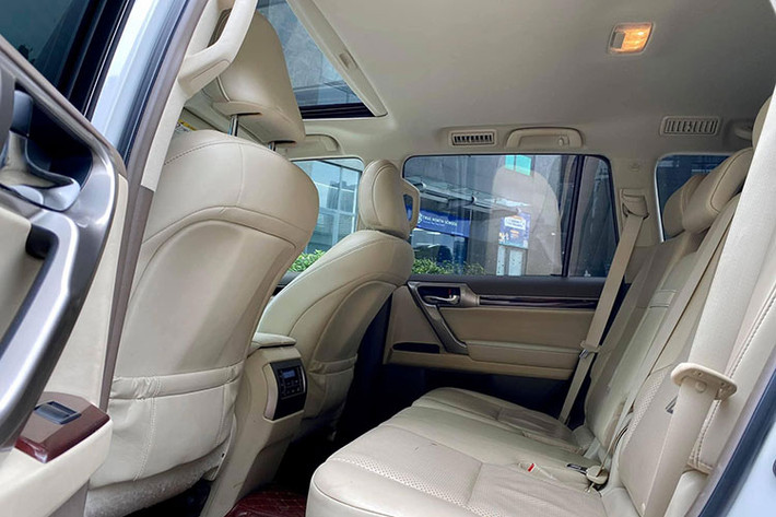 Mẫu xe SUV Lexus GX 460 2016 đi kèm với nhiều công nghệ an toàn như loạt phanh ABS/BA/EBD, kiểm soát lực kéo chủ động, hệ thống cảnh báo điểm mù, đèn pha tự động điều chỉnh cân bằng góc chiếu, 10 túi khí,...
