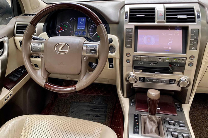 Tương tự các mẫu xe nhà Lexus, nội thất của GX460 vẫn trung thành với phong cách thiết kế đơn giản nhưng không kém phần sang trọng và đầy đủ tiện nghi. Không gian nội thất được thiết kế rộng rãi cho 7 người. Xe được trang trí bằng vật liệu da, gỗ và kim loại. Hàng ghế trước hỗ trợ chỉnh điện 10 hướng với ghế lái và ghế phụ. Vô lăng 4 chấu thiết kế truyền thống, được bọc da và ốp gỗ, tích hợp nhiều nút bấm chức năng hỗ trợ người lái.