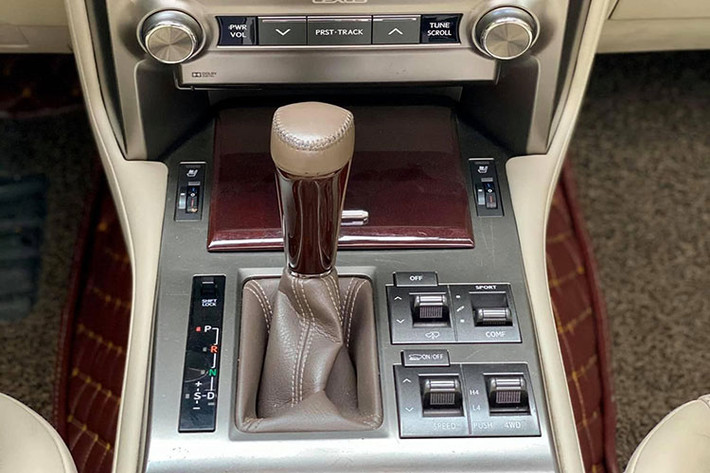 Chính giữa bảng điều khiển là màn hình giải trí sử dụng thống thông tin-giải trí “Lexus Enform”. Trang bị hệ thống âm thanh vòm cao cấp. Nội thất của các mẫu xe nhà Lexus được người dùng đánh giá cao ở ghế da mềm mại, cho cảm giác ngồi êm ái. Cabin thiết kế tiện dụng, bền bỉ và không cho cảm giác xe lỗi thời theo thời gian.