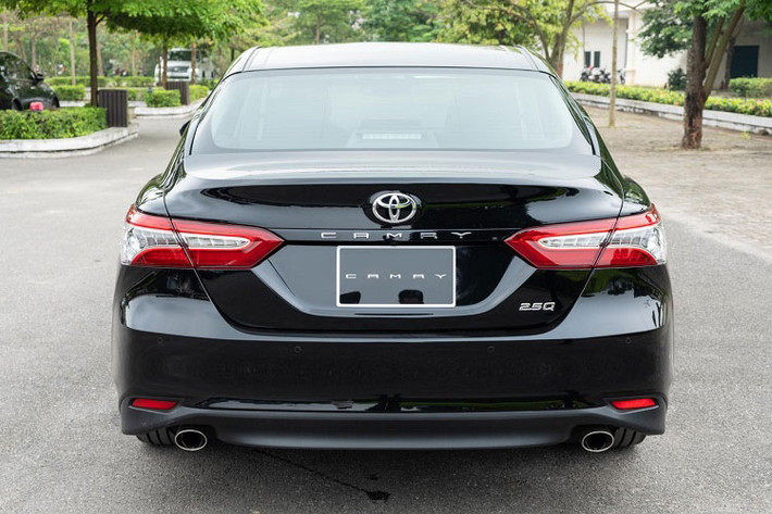 Tại Việt Nam, phiên bản Toyota Camry 2.5Q mới sẽ được trang bị khối động cơ 2AR-FE, 4 xi-lanh thẳng hàng, DOHC, VVT-i kép, 2.494 cc, công suất 181 mã lực tại 6.000 vòng/phút và mô-men xoắn 235 Nm tại 4.100 vòng/phút, hộp số tự động 6 cấp. Camry 2019 thế hệ mới sở hữu 3 chế độ lái khác nhau bao gồm Eco, Normal và Sport.