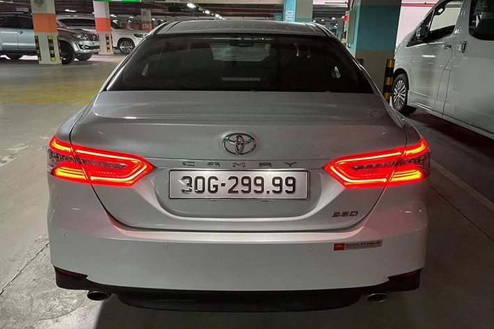 Toyota Camry mới tại Việt Nam sở hữu phong cách thiết kế mang tính "lột xác" so với phiên bản hiện hành. Phần đầu xe với lưới tản nhiệt hình chữ X cỡ lớn kết hợp cùng hệ thống đèn chiếu sáng công nghệ mới Hi-LED. Xe được trang bị cụm đèn hậu lớn ôm gọn vào bên hông, một phần tích hợp vào nắp ca-pô. Ống xả đơn nằm sâu bên dưới được làm bằng chất liệu kim loại sáng không gỉ, mâm đa chấu với kích thước 18 inch.