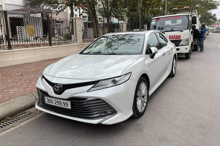 Biển số đẹp là điều mà chủ sở hữu xe nào cũng thích và chỉ ít người có được với quy trình cấp biển ngẫu nhiên như hiện nay. Mới đây, một chiếc Toyota Camry thế hệ mới may mắn sở hữu biển số đẹp 30G-299.99 (tứ quý 9). Được biết, hiện chủ xe tại Hà Nội đang rao bán chiếc xe này với giá hơn 2 tỷ đồng.