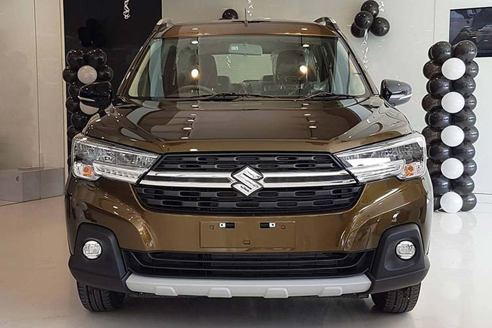 Không lâu sau khi mẫu xe Suzuki XL7 2020 mới bị bắt gặp lần đầu tại Việt Nam trên xe vận chuyển hồi đầu tháng 02/2020, các đại lý cũng thông báo nhận đặt cọc mẫu xe này. Hiện tại, phiên bản duy nhất nhập về Việt Nam là bản Suzuki XL7 số tự động AT (bản XL7 Alpha tại Indonesia).