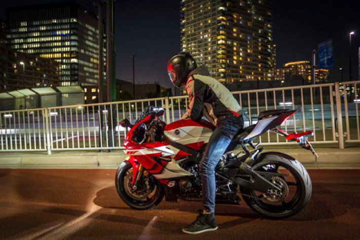 Ngoài các trang bị kể trên, phiên bản đặc biệt Yamaha R6 20th Anniversary còn được YART trang bị xích Z-Ring hiệu năng cao và hệ thống ống xả độ Akrapovic mang đến âm thanh phấn khích, đồng thời tăng công suất cho động cơ.