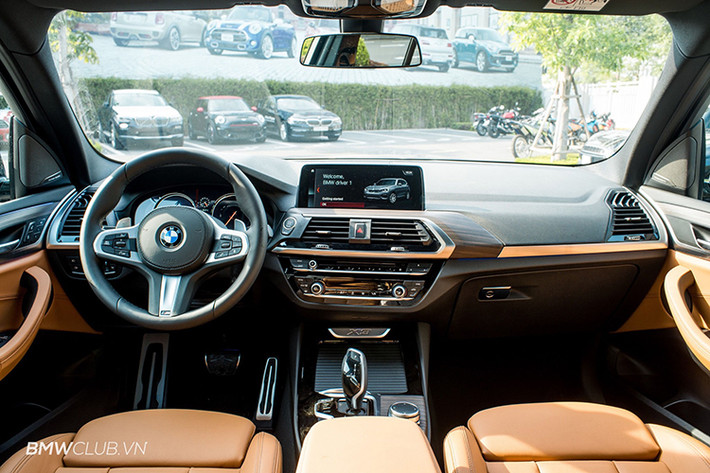 So với mẫu xe các đối thủ cùng phân khúc trên thị trường hiện nay, cabin của BMW X3 cho trải nghiệm cao cấp hơn nhờ các trang bị hiện đại đi cùng vật liệu nội thất sang trọng. Xe có khoang lái ốp gỗ Fineline Cove, viền crôm bóng bẩy và sử dụng da tối màu. Vô lăng 3 chấu được bọc da và tích hợp 2 lẫy chuyển số cỡ lớn sơn màu bạc. Ngoài ra, tay lái có thể tùy chỉnh 4 hướng để phù hợp với tư thế ngồi và sở thích của người lái.