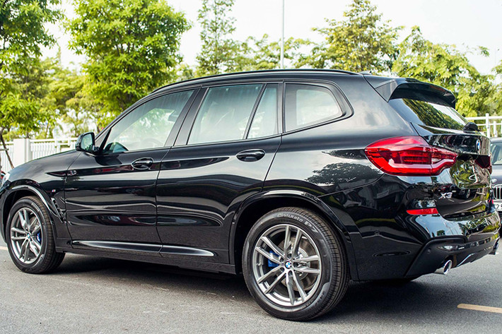 BMW chính hãng tại thị trường Việt thường được nhà phân phối ưu đãi giảm giá bán với mức giảm lên đến hàng trăm triệu đồng. Trước đó, mẫu SAV cỡ lớn BMW X7 từng gây xôn xao khi được giảm giá lên đến 1 tỷ đồng. Có thể thấy, xe BMW nhập khẩu thường có giá bán niêm yết cao trong phân khúc, đồng thời cũng thường được giảm mạnh nhất trong phân khúc sau thời gian bán ra.