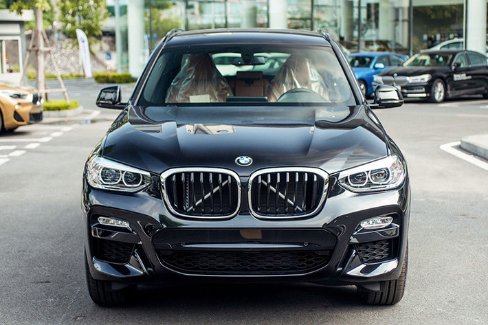 Với giảm giá BMW X3 mới chỉ còn 2,599 tỷ đồng, BMW X3 xDrive30i M-Sport nhập khẩu vẫn có giá cao hơn nhiều so với đối thủ “ăn khách” Mercedes-Benz GLC300 4Matic có giá bán 2,399 tỷ đồng hay hai đối thủ nhập khẩu Lexus NX300 và Audi Q5 đồng mức giá 2,510 tỷ đồng.