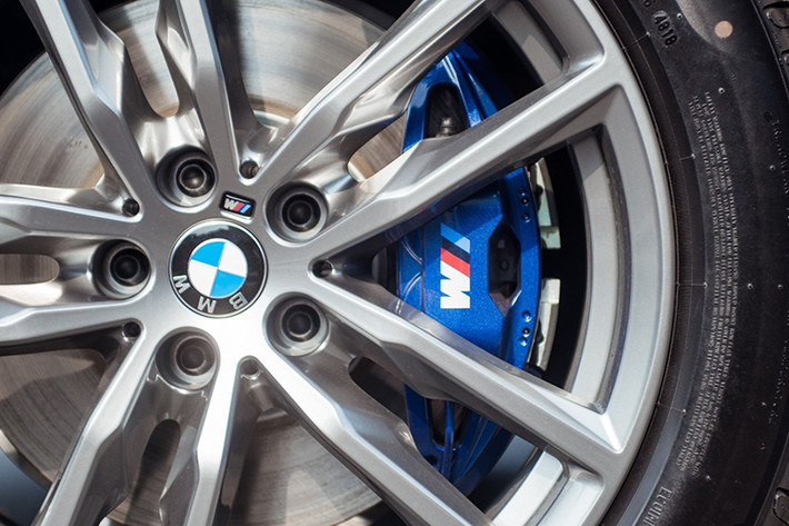 So với thế hệ trước, phiên bản BMW X3 thế hệ mới có trục cơ sở dài hơn tới 5,5 cm và tỷ lệ phân phối trọng lượng trước/sau đạt mức hoàn hảo 50/50. Những đường nét 2 bên thân xe trên thế hệ mới đã nhiều hơn và đậm hơn so với phiên bản cũ, khiến cho X3 có vẻ ngoài "ngầu" không thua kém đàn anh X5.
