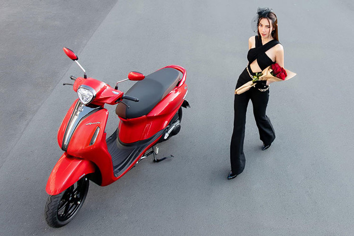 Với phụ nữ Việt Nam, xe máy vẫn là phương tiện được yêu thích khi đi lại trong đô thị bởi sự nhỏ gọn, tiện lợi và còn gắn liền với yếu tố thời trang. Trong đó, Yamaha Grande và Vespa Primavera đang là 2 mẫu xe có phong cách quý cô. Mỗi xe đều có ưu, nhược điểm để thỏa mãn nhóm khách hàng chủ chốt.