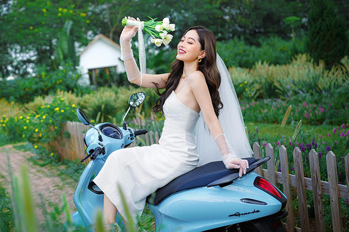 Nguyên nhân của mức tiêu thụ nhiên liệu thấp kỷ lục của Yamaha Grande 2022 đến từ yếu tố công nghệ gồm: trợ lực điện Hybrid, ngắt động cơ tạm thời Stop & Start System... Các yếu tố này giúp chiếc xe tay ga có cân nặng chỉ khoảng 100 kg, phù hợp với người lái là nữ. Trong khi đó, dù công suất yếu hơn Vespa Primavera, nhưng lực kéo của Yamaha Grande lại ngang bằng ở vòng tua thấp hơn, có nghĩa độ vọt của xe không hề thua kém ngay từ nước ga đầu.