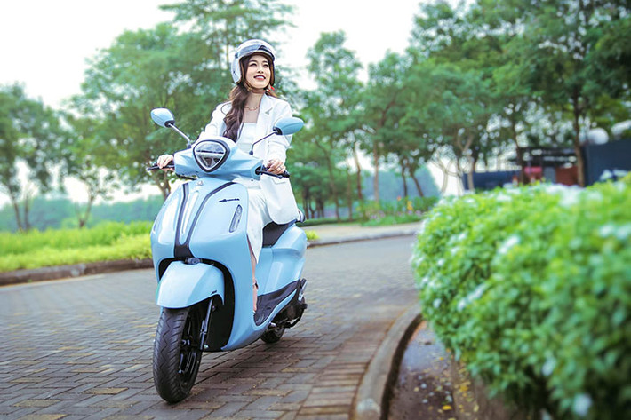 Ngược lại, Yamaha Grande giá mềm, tiết kiệm xăng tốt hơn, nhẹ hơn và phù hợp số đông hơn. Vì thế, mẫu Vespa Primavera có thể nói là kén khách hơn. Nếu cần một chiếc xe có cảm giác lái chắc chắn, chạy tốc độ cao đầm, nặng thì Vespa Primavera là một lựa chọn không tồi. Nhưng nếu bạn là người phụ nữ tay lái yếu, thích sự điềm đạm, hay cập tiện ích công nghệ, thời trang thì Yamaha Grande 2022 lại đáp ứng đầy đủ.
