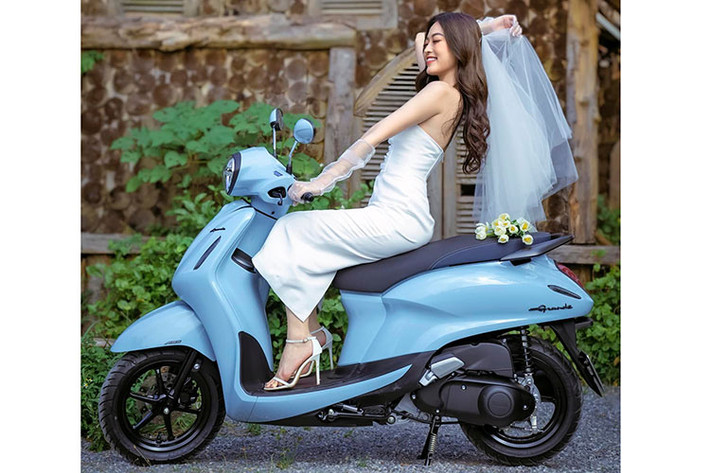 Ở mẫu Yamaha Grande 2022, công nghệ động cơ đang áp dụng mang tên Blue Core Hybrid dung tích 125cc. Động cơ này sản sinh công suất 8,3 mã lực tại 6.500 v/ph và mô-men xoắn cực đại 10,4 Nm tại 5.000 v/ph. Mức tiêu thụ nhiên liệu ở mẫu xe tay ga này chỉ là 1,66 lít/100 km (theo công bố từ Cục đăng kiểm Việt Nam), tối ưu hơn mức của phiên bản cũ 1,69 lít/100 km.