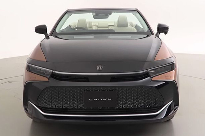 Về trang bị vận hành, chiếc xe crossover Toyota Crown mui trần vẫn sở hữu động cơ xăng 2.4 lít tăng áp đi kèm hai mô tơ điện giống như xe nguyên bản, cho ra công suất tổng hợp lên tới 344 mã lực.