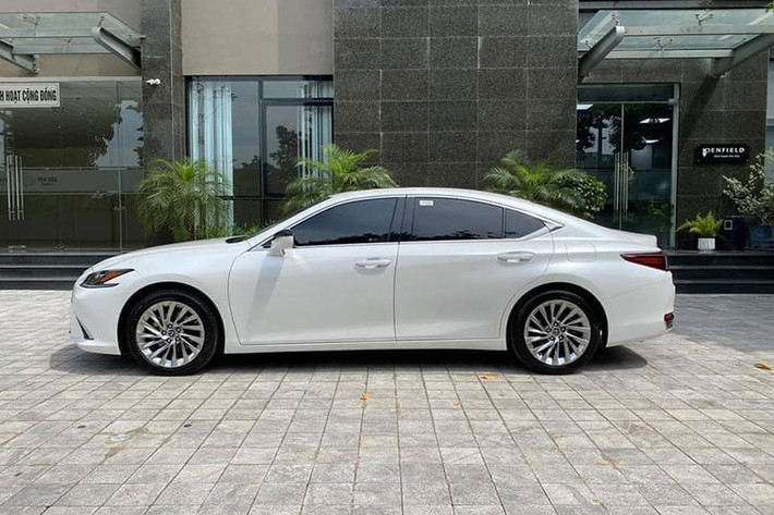 Lexus ES được đưa về Việt Nam nhằm cạnh tranh trực tiếp với các đối thủ trong phân khúc sedan hạng sang như Mercedes E-Class, BMW 5-Series hay Audi A6. Lexus ES 250 2020 mới là phiên bản thấp nhất thuộc dòng ES đang được Lexus Việt Nam bán ra tại thị trường với nhiều nâng cấp, cải tiến hơn so với thế hệ trước đó.
