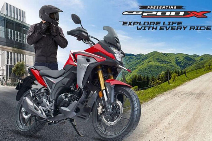 Về sức mạnh, Honda CB200X 2021 sử dụng khối động cơ xy-lanh đơn với dung tích 184,4 cc cho công suất 17 mã lực tại 8.500 vòng tua/phút, mô-men xoắn cực đại 16,1 Nm tại 6.000 vòng tua/phút. Đi kèm với đó là hộp số côn tay 5 cấp.