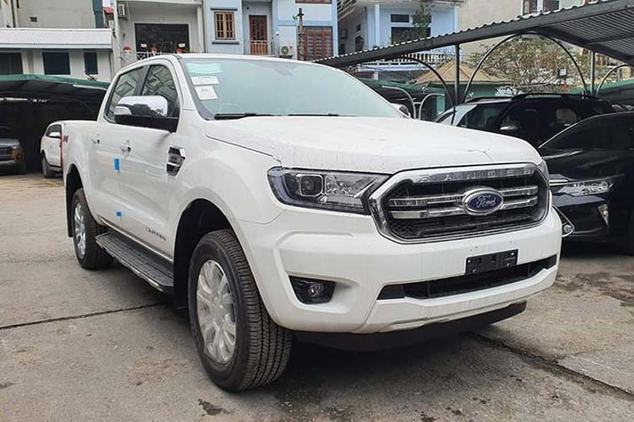 Ford Ranger Limited 2020 mới đã có mặt tại đại lý của hãng xe Mỹ và sẽ mở bán từ đầu năm nay, bên cạnh phiên bản Ranger Wildtrak cũng được nâng cấp. Được biết, những chiếc xe bán tải đầu tiên này sẽ sớm đến tay khách Việt ngay trong tháng 2/2020. Giá bán của mẫu xe này vào khoảng 800 triệu đồng và hiện các đại lý Ford đã nhận đặt hàng.