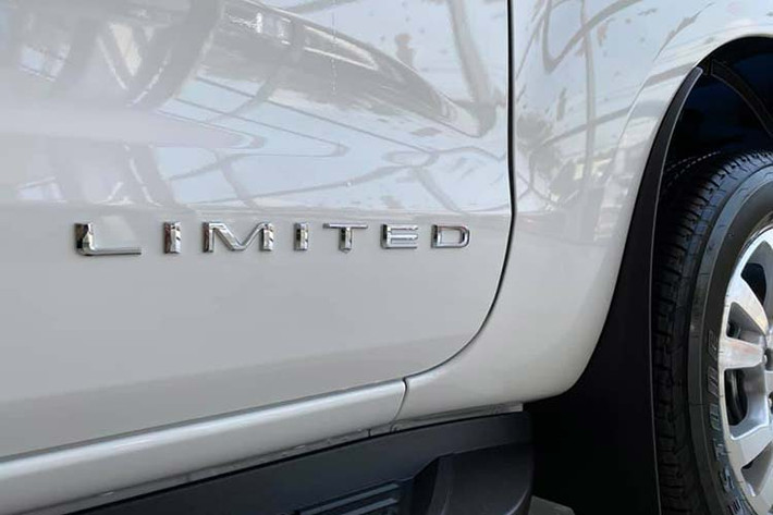 Bên dưới nắp capô Ranger Limited 2020 là động cơ dầu 4 xi lanh thẳng hàng dung tích 2.0 lít tăng áp Turbo đơn có công suất tối đa 180 mã lực và mô men xoắn cực đại 420 Nm, sức mạnh được truyền xuống 4 bánh xe thông qua hộp số tự động 10 cấp – hộp số nhiều cấp nhất trong phân khúc xe bán tải cỡ trung hiện nay tại Việt Nam.