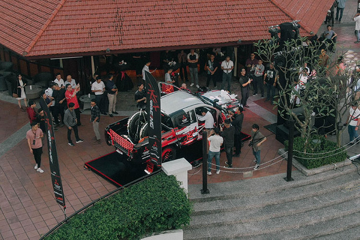 Sau khi đã được nâng cấp toàn bộ theo tiêu chuẩn kỹ thuật và an toàn của FIA cho đua xe rally quốc tế nhưng vẫn giữ lại những bộ phận quan trọng nhất của chiếc xe Mitsubishi Triton nguyên bản như khối trái tim động cơ mạnh mẽ, hệ truyền động ưu việt và khả năng gài cầu ở tốc độ cao đặc chủng.