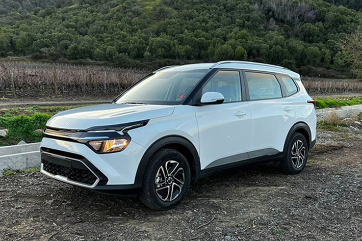 Cụ thể, mẫu xe MPV Kia Carens 2023 này đã được các đại lý chính hãng tại Việt Nam nhận cọc từ tháng 9/2022 với thông tin sẽ ra mắt ngay trong tháng 10 nhưng có lẽ vì một số lý do, Kia Carens 2023 không thể không lùi ngày ra mắt.