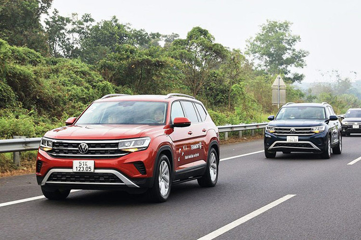 Teramont X và Touareg cùng được hỗ trợ 50% phí trước bạ. Trong đó, giá xe Teramont X được đề xuất từ 1,998-2,168 tỷ đồng, tương đương mức giảm khoảng 100-130 triệu đồng; Touareg có giá từ 2,699-3,099 tỷ đồng, tương ứng mức giảm dao động 135-186 triệu đồng, tùy phiên bản và khu vực đăng ký.