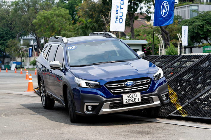Subaru Forester, BRZ và Outback Trong tháng 10, Subaru tiếp tục giảm giá cho loạt xe đang mở bán tại thị trường ôtô Việt Nam. Nếu BRZ và Outback tiếp tục duy trì mức giảm tương đương 364 triệu đồng và 403 triệu đồng như tháng trước thì Forester đã được hãng gia tăng ưu đãi.