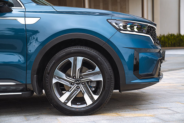 Khác biệt lớn nhất của KIA Sorento HEV & PHEV chủ yếu về tới từ hệ truyền động, còn về cơ bản thiết kế nội ngoại thất sẽ tương tự như bản thường. Trong đó, nội thất xe nổi bật với màn hình LCD Full HD 12.3” liên kết với đèn báo rẽ, chức năng BVM (hiển thị video/hình ảnh điểm mù), có thể thay đổi giao diện hiển thị theo chế độ lái HEV/EV kết hợp cùng màn hình giải trí Full HD LCD 10.25” kết nối Apple Carplay và Android Auto,...
