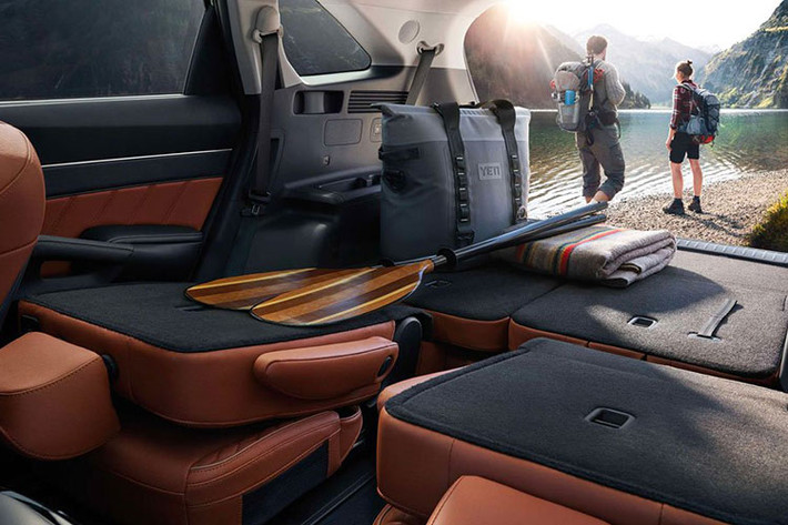 Kết hợp với động cơ xăng 1.6L tăng áp công suất lớn trên cả 2 phiên bản HEV & PHEV chính là hộp số tự động 6 cấp, đi kèm 3 chế độ lái “Drive” Eco/Sport/Smart và 3 chế độ địa hình “Terrain” Snow/Mud/Sand. Kết hợp với 3 chế độ lái trên KIA Sorento HEV/PHEV là hệ dẫn động 4 bánh toàn thời gian AWD (trang bị trên phiên bản HEV và PHEV Signature và phiên bản PHEV Premium).