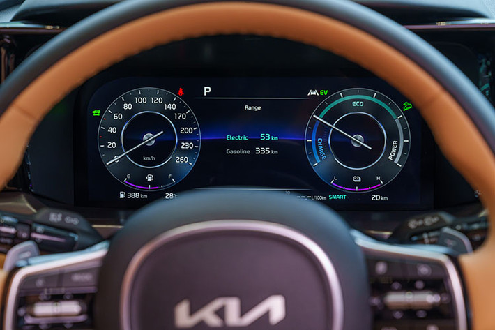 Khác với các mẫu xe Hybrid tự sạc, KIA Sorento PHEV 2023 tại Việt Nam được trang bị tính năng sạc ngoài với nguồn điện dân dụng (nhà/cơ quan) thông qua bộ sạc xe điện AC và bộ điều khiển sạc OBC (bộ chuyển đổi nguồn AC sang DC) nhằm nạp đầy năng lượng cho pin Lithium-ion. Người lái cũng có thể tùy chọn chế độ thuần điện EV/HEV bằng nút chuyển ở bảng điều khiển trung tâm.