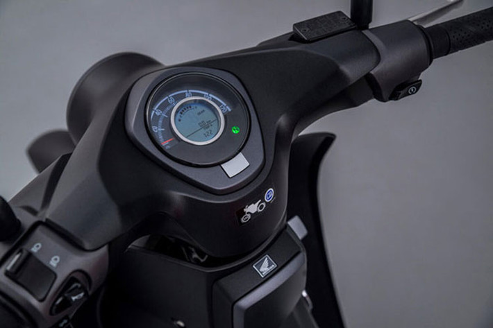 Về trang bị, Honda Cub C125 2022 vẫn sẽ sở hữu hệ thống đèn full LED hiện đại cùng màn hình LCD gọn gàng với đầy đủ các thông số kỹ thuật giống như người tiền nhiệm.