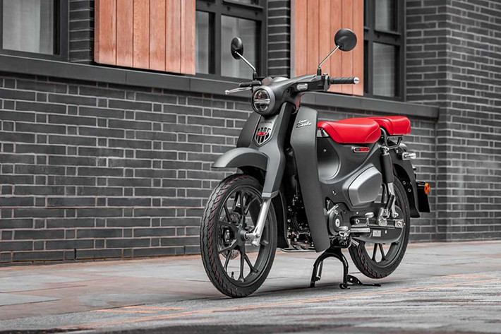 Mới đây, mẫu xe máy Honda Cub C125 vừa chính thức được hãng xe Nhật Bản cho ra mắt phiên bản mới 2022. Theo đó, phiên bản mới của chiếc xe số điệu đà này sẽ chỉ được lên kệ với 1 phiên bản màu duy nhất đó là màu đen nhám đầy sang chảnh.