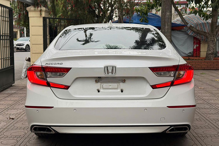 Honda Accord 2019 được trang bị hệ thống hỗ trợ quan sát điểm mù Lanewatch, cùng các tính năng như: Hỗ trợ phanh. Cảm biến va chạm sau và góc trước. Cảnh báo áp suất lốp. Camera lùi. 6 túi khí... Tuy nhiên, một điểm đáng tiếc là mẫu xe này chưa được trang bị gói an toàn chủ động Honda Sensing, vốn là trang bị xuất hiện trên các đời xe mới hơn.