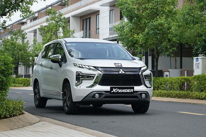 Mitsubishi Xpander số sàn giá 560 triệu đồng Với mức giá này, khách hàng có thể lựa chọn phiên bản số sàn của mẫu xe Mitsubishi Xpander với giá bán 560 triệu đồng. Hiện mẫu xe này là mẫu MPV đa dụng bán chạy nhất thị trường hiện nay.