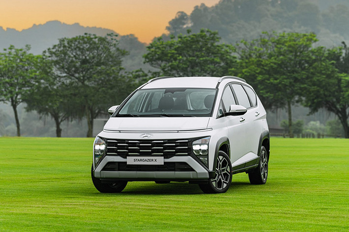 Hyundai Stargazer X giá 559 triệu đồng Nếu so với đối thủ cạnh tranh trực tiếp là Suzuki XL7 hybrid thì Hyundai Stargazer X có lợi thế hơn khi mức giá rẻ hơn tới 40 triệu đồng. Ngoài lợi thế về giá bán, Hyundai Stargazer có lợi thế khi sở hữu kích thước chiều dài cơ sở lớn hàng đầu phân khúc. Cùng với đó, nhiều trang bị tiện nghi cũng nằm ở top đầu phân khúc.