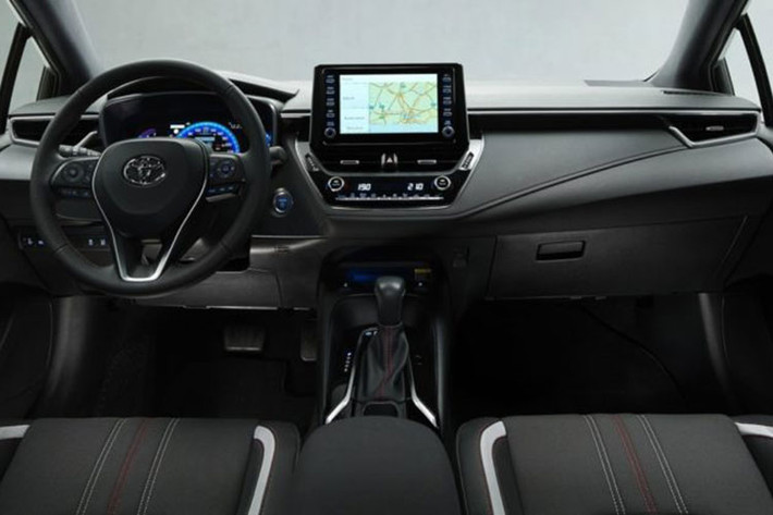 Đằng sau, Toyota Corolla GR Sport 2022 có thêm đèn hậu LED màu tối, bộ khuếch tán gió cỡ lớn dưới cản sau và logo "GR Sport" nằm ngay trên tem chữ nổi Corolla ở cửa cốp. Những thay đổi còn lại của mẫu xe này bao gồm cản trước, cản sau, cánh gió tích hợp trên nắp cốp và cánh lướt gió bên sườn mới.